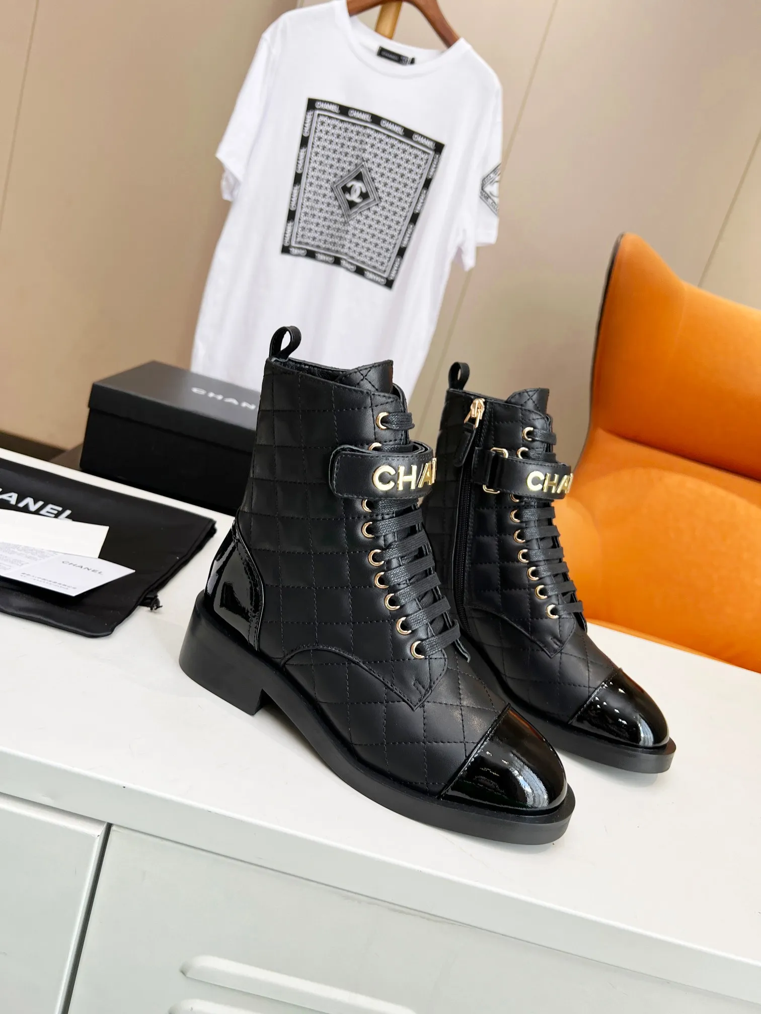 👟👟Ex-factory price 680👟👟 🔥 🔥 🔥 The official website is synchronized with "CHANEL" Chanel's latest 2023 Martin boots series! ▫️The top catwalk series✔The main season of autumn and winter, the rhythm of super popular styles! A must-have item for travel! It looks good in any combination💕 ▫️A beautiful shoe worth putting in your closet👉It’s super beautiful💃🏻▫️ Fabric: Original one-to-one mixed-breed cow🐮 leather Lining: Sheepskin lining Size: 35-40 (41 is custom-made and cannot be returned or exchanged)